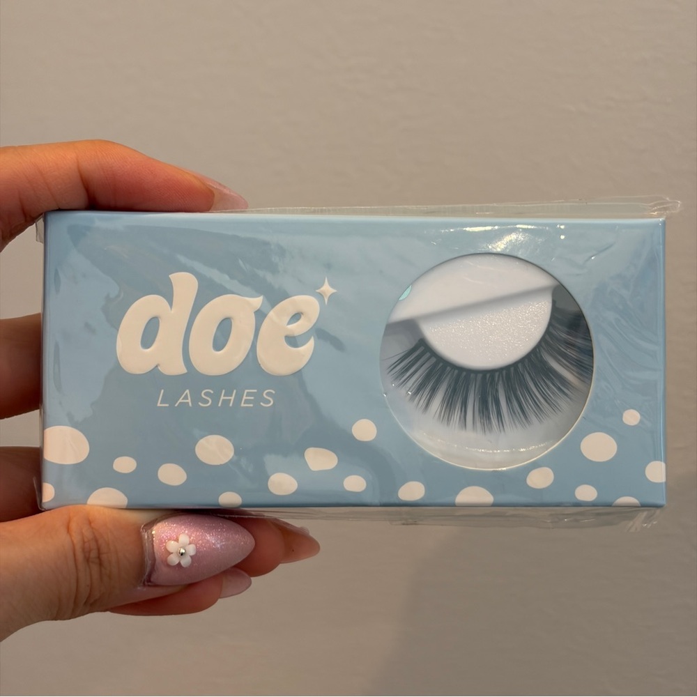 Doe Beauty False Lashes (Silver Lining Style – Black)